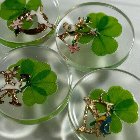 KIN-HEBI Real Four Leaf Clover Good Luck Pocket Token, Preserved, 1.25", Including Metal Ornament (Initial E) in Kuwait