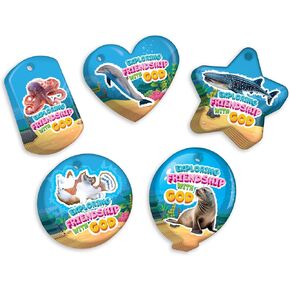 2024 Scuba Vacation Bible School (VBS) Prag Tag Back. الصداقة مع الله: 100 علامة (20 علامة لكل تصميم) + 25 الولايات المتحدة الأمريكية الصنع 24 "سلاسل السلامة من الألمنيوم Hypoallergenic