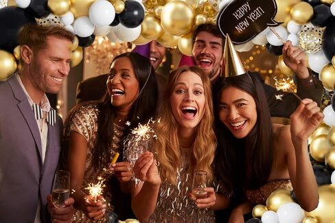 Black Gold Balloon Arch Kit ، 137 PCS Balloon Garland Kit Confetti Metalti مع شريط بالونات لحفل الزفاف ، عيد ميلاد ، التخرج ، رأس السنة الجديدة ، ديكور حفلات خاصة الأحداث in Kuwait