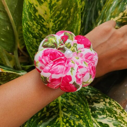 cushystore الوردي دبوس دبوس الإبرة وسادة pincushion حامل الأزهار مع حزام مرن قابل للتعديل in Saudi Arabia