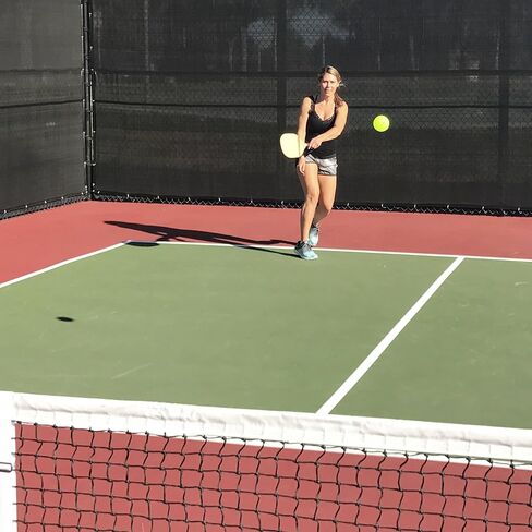 مجموعة GoSports Wood Pickle Ball للمبتدئين - تتضمن مجدافين خشبيين، 4 كرات مخلل رسمية وحقيبة ظهر in Saudi Arabia