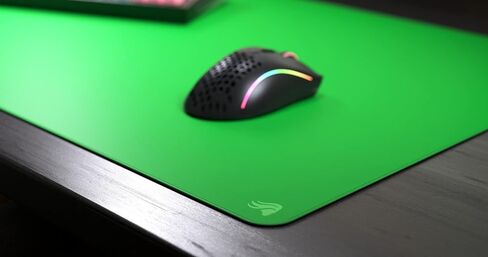 لوحة ماوس Chroma Key - مقاس 18 × 36 بوصة. لوحة مكتب ذات شاشة خضراء للبث والفنون وألعاب اللوحة وDIY - متوافقة مع Premiere Pro وFinal Cut Pro وTwitch وOBS وZoom - قاعدة مضادة للانزلاق وحواف متينة in Saudi Arabia