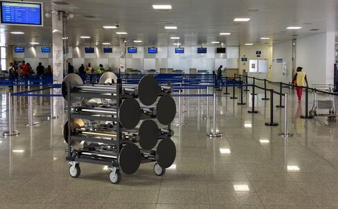 Trafford Industrial Stanchion Post Cart ، 12 وظيفة ، تخزين مبطنة وعجلات قفل للأمان in Kuwait