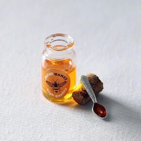 1Set Miniature Dollhouse Accessory, Resin Mini Jam Dollhouse Milk Honey Strawberry Jam with Spoon Set for Kitchen Scene Decoration