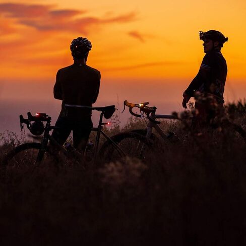 Light & Motion Vis Pro 1000 Trail والموثوقية والطاقة العالية والشحن السريع تجعل هذا الخيار الأفضل للرحلات الليلية بالإضافة إلى السلامة أثناء النهار. تتضمن 3 خيارات للتركيب على الخوذة/الشريط. in Kuwait