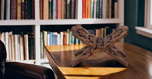 حامل عرض كتاب الصلاة الخشبي الجميل المصنوع يدويًا، حامل للكتب الدينية المقدسة، الكتاب المقدس، القرآن الكريم جيتا، مسند كتب قابل للطي، غرفة المعيشة التقليدية، ديكور المنزل (12 (طول) × 6 (عرض) بوصة) in Saudi Arabia