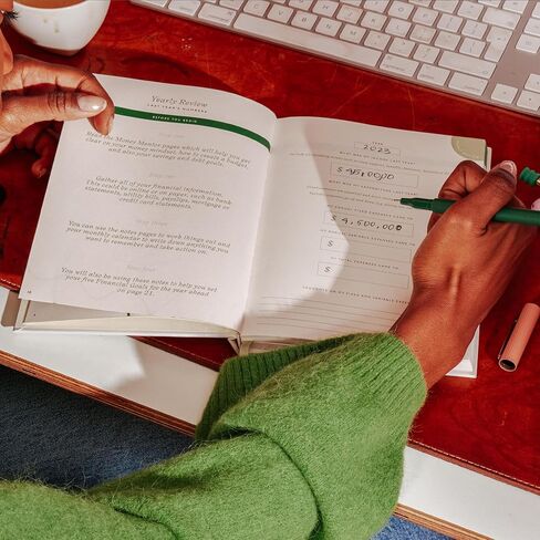 مخطط التمويل - البرسيم، 153 مم × 215 مم، غلاف مقوى | مقالات مرشد المال | مراجعات 6 أشهر وسنوية، أدوات التتبع الشهرية | ورقة من مصادر أخلاقية | دليل الميزانية النهائي in Kuwait