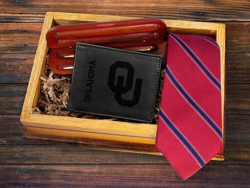 محفظة Rico Industries NCAA Oklahomaooners للرجال باللون البني - شعار الفريق الفاخر 10 جيوب محفور بالليزر على جلد نباتي - تصميم بسيط، نافذة لبطاقة الهوية، حامل بطاقة الائتمان - هدية مثالية للرجال in Saudi Arabia