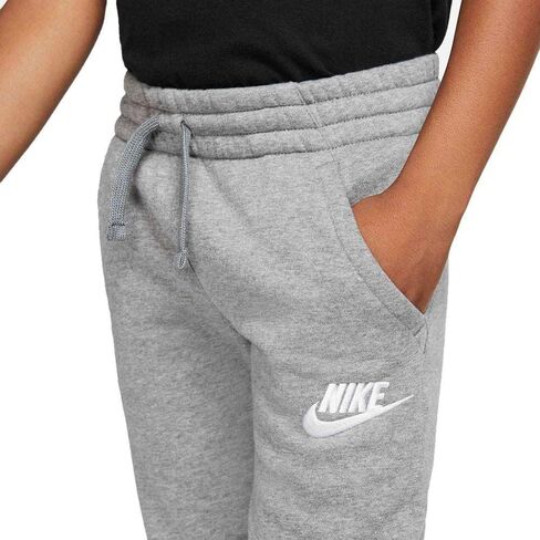 بنطال Sportswear Club للأولاد من Nike + بنطال HBR (للأطفال الكبار) كربون هيذر/رمادي دخاني MD (للأطفال الكبار من عمر 10 إلى 12 عامًا) in Saudi Arabia