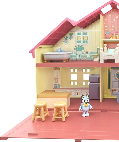 Bluey Celebration Home، ساعد في الاحتفال بعيد الميلاد، مع 11 قطعة لعب من الأثاث والإكسسوارات القابلة للإزالة، بالإضافة إلى مجسم حصري مقاس 2.5 بوصة in Kuwait