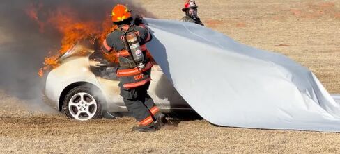 Fire Cloak USA EV Car Fire بطانية للمركبات الكهربائية والهجينة | تحتوي على حرائق السيارة | السلامة من الحرائق | بطانية النار | قمع الحريق | بطانية حريق السيارة الكهربائية | أداة المستجيبين الأولى in Kuwait