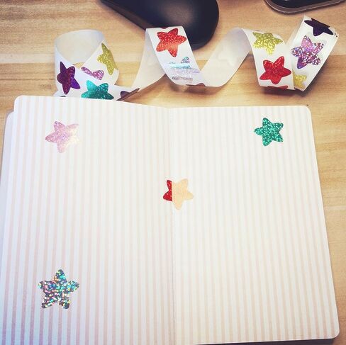 2000 قطعة 4 لفات 1 بوصة/2.54 سم ملصقات نجوم ذاتية اللصق لمخططات المكافآت، ملصقات نجوم من رقائق معدنية ملصقات حافزة ملصقات نجوم لامعة للأطفال والمعلمين والمكاتب المدرسية in Kuwait