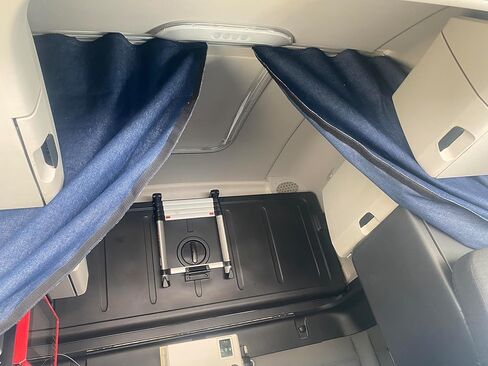 ستائر خصوصية نائمة لشاحنة Freightliner Cascadia 126 (2018-2025)-High Roof Bunk Curtain-Faux Leather & Fleece (Green) in Kuwait