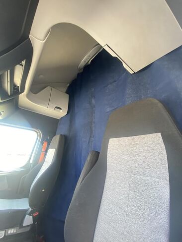 ستائر خصوصية نائمة لشاحنة Freightliner Cascadia 126 (2018-2025)-High Roof Bunk Curtain-Faux Leather & Fleece (Green) in Kuwait