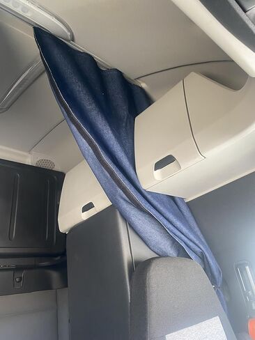 ستائر خصوصية نائمة لشاحنة Freightliner Cascadia 126 (2018-2025)-High Roof Bunk Curtain-Faux Leather & Fleece (Green) in Kuwait