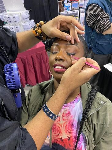 غراء لاصق للرموش من UOG - ثبات قوي للغاية لمدة تصل إلى 5 أيام. مقاوم للماء، لا يسبب الحساسية، عديم الرائحة. غراء تطويل الرموش الصناعية بالفرشاة، تركيبة الكل في واحد. (أسود) in Kuwait