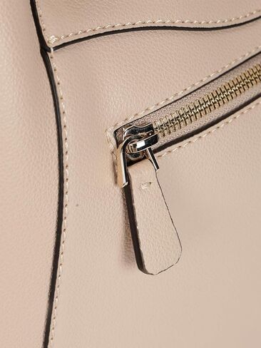 GUESS Emera Girlfriend Satchel in Kuwait