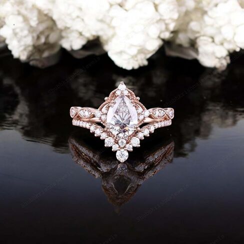 Pear Cut Moissanite Women Ring مجموعة زفاف مطابقة الفرقة الهدايا Art Deco خاتم الخاتم Rose Gold مجوهرات in Saudi Arabia
