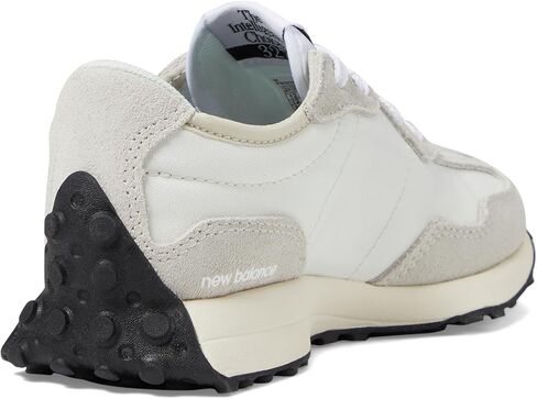 حذاء رياضي New Balance Girls 327 (للأطفال الكبار)، لون فضي/أسود، عرض 4.5 سم in Saudi Arabia