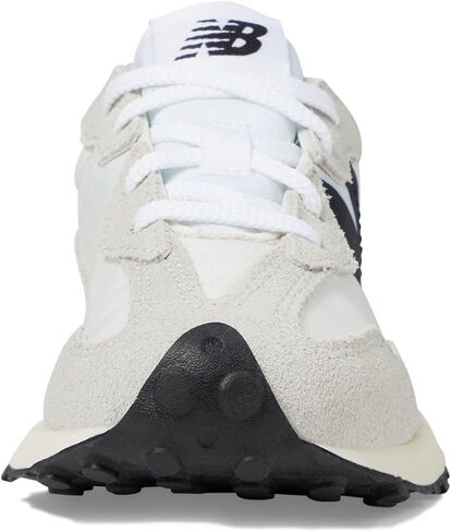 حذاء رياضي New Balance Girls 327 (للأطفال الكبار)، لون فضي/أسود، عرض 4.5 سم in Saudi Arabia