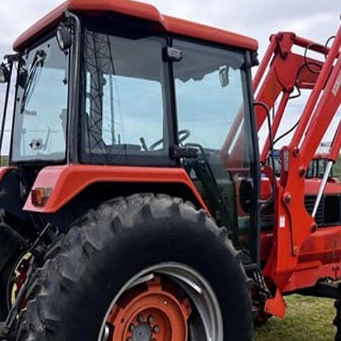 E-3T400-53050 RH CAB DOOR GLASS لـ KUBOTA M-110DTC ، M-110FC ، M-120DTC ، M-120FC ، M100XDTC ، M105XDTC ، M108XDTC ++++ in Kuwait