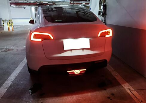 IJdmtoy Lens Smoked Dowing Dowing Cover Cover Fit 3-in-1 LED LED LED FOG LIGHT TILE متوافقة مع 2020-2024 TESLA MODEL Y (ضوء الضباب الخلفي/ضوء الذيل ، مكابح F1 Strobe/Flash ، إشارة دوران متسلسل) in Saudi Arabia