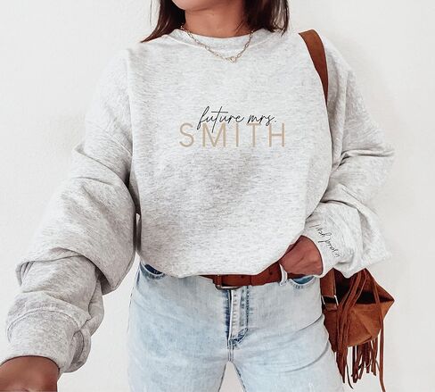 up2ournecksinfabric مستقبل السيدة Swinsshirt - خطيبة - قلت نعم - هدية المشاركة حديثًا - هدية جديدة - السيدة الجديدة - مخصصة Mrs Sweatshirt - السيدة الجديدة - بيجامات شهر العسل - زفاف - مستقبل السيدة هدية in Kuwait