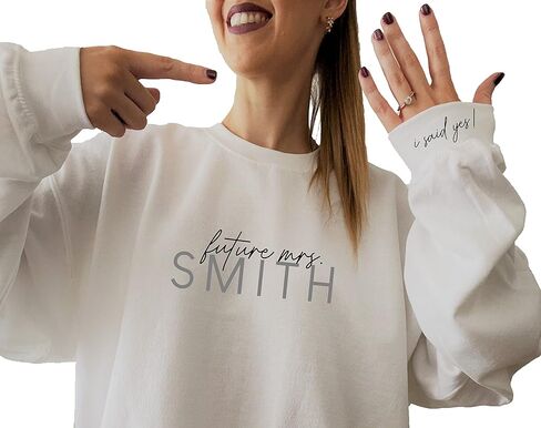up2ournecksinfabric مستقبل السيدة Swinsshirt - خطيبة - قلت نعم - هدية المشاركة حديثًا - هدية جديدة - السيدة الجديدة - مخصصة Mrs Sweatshirt - السيدة الجديدة - بيجامات شهر العسل - زفاف - مستقبل السيدة هدية in Kuwait