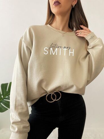up2ournecksinfabric مستقبل السيدة Swinsshirt - خطيبة - قلت نعم - هدية المشاركة حديثًا - هدية جديدة - السيدة الجديدة - مخصصة Mrs Sweatshirt - السيدة الجديدة - بيجامات شهر العسل - زفاف - مستقبل السيدة هدية in Kuwait