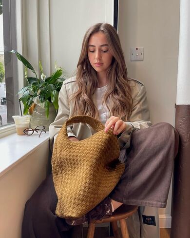 jw pei women Iaura faux suede contouse bag bag in Kuwait