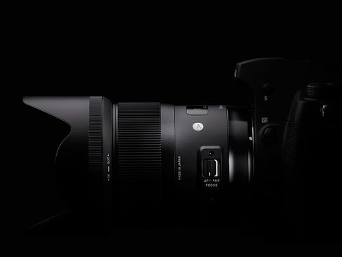 تتضمن الحزمة عدسة Sigma 35mm f/1.4 DG HSM Art (لكاميرا Nikon DSLR) ملحقات الشركة المصنعة + طقم مرشح 3 قطع + غطاء عدسة + قلم عدسة + حافظة غطاء + قطعة قماش للتنظيف من الألياف الدقيقة in Saudi Arabia