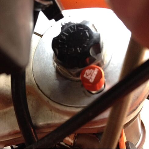دراجة نارية M4x0.7 صمامات نزيف الهواء الشوكة لـ SX EXC MXC XC SX-F 50 65 85 105 125 150 200 250 300 350 450 والمزيد من الطرز ، والبرتقالي in Saudi Arabia
