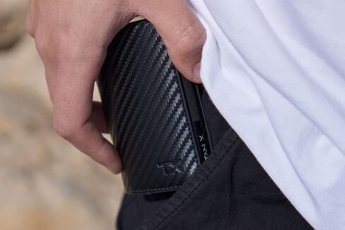 Titan X Trifold Edition Wallet متوافقة مع Airtag | الحد الأدنى من المعدن والجلد | للرجال ، الجيب الأمامي | RFID ، محفظة ضئيلة ، هدية محاصر (ألياف الكربون) in Kuwait