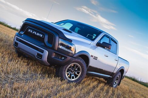 EGR 302651 Superguard Hood Guard Deflector ، Dark Smoke Finish ، متوافق مع Dodge RAM 1500 و 1500 طراز كلاسيكي in Saudi Arabia