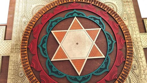 Sudarshana Yantra Wall Art | ديكور حماية الهندسة المقدسة | فيشنو شقرا الفن الخشبي | الهدية الروحية | ديكور غرفة التأمل (70 × 70 سم) in Saudi Arabia
