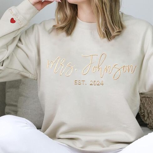 مستقبل مستقبلي مخصص السيدة Sweatshirt ، قميص للعروس ، هدية مشاركة مثالية لحفلة البكالوريوس in Saudi Arabia
