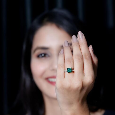 مختبر معتمد من Emerald 8mm Princess Cut Cut Engagement Ring ، AAAA Quality ، Emerald Moissanite Ring - مع صندوق المجوهرات in Kuwait