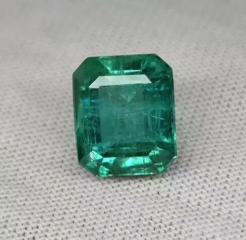 9.10 Ct Natural Green Colombian Emerald Certified Emerald Cut Loose AAA Gemstone for jewelry making in Saudi Arabia