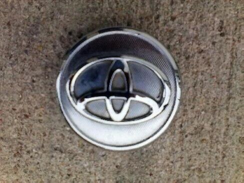 OEM Toyota Yaris Corolla Prius 2005-2011 Wheel Center Cap Hubcap 42603-02220 in Saudi Arabia