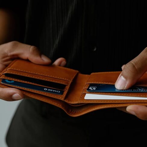 Bullstrap Leather Smart Wallet للرجال مع تعقب | Apple® ابحث عن محفظة ثنائية ذات طيبة من الجلد المتوافقة مع الحبوب المدمجة مع تعقب مدمج | نحيف وجميل مع الزنجار الفريد | سيينا in Kuwait