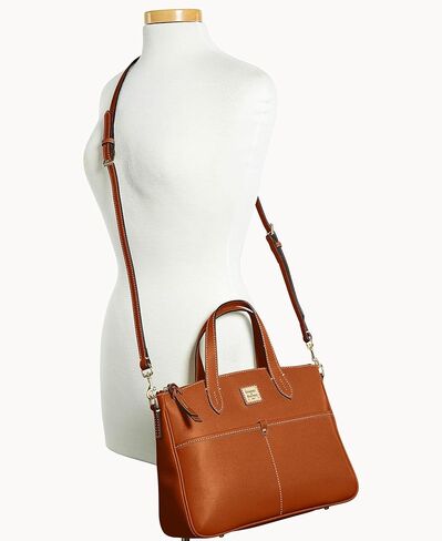 حقيبة يد Dooney & Bourke ، Saffiano Small Daniela Satchel in Kuwait