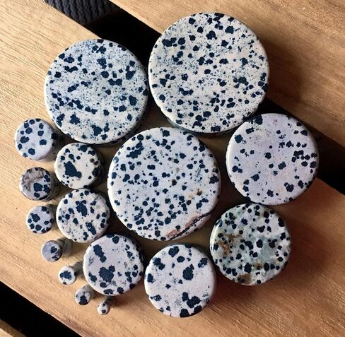 زوج من المقابس الحجرية العضوية Dalmatian Jasper - تصل إلى 38 ملم! in Saudi Arabia
