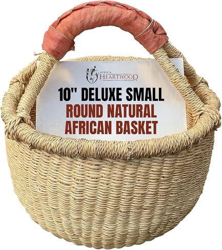 مشروع خشب القلب الأفريقي - سلة أفريقية طبيعية مستديرة صغيرة فاخرة بمقبض جلدي - سلة سوق بولجا كلاسيكية من خشب القلب من النساء في بولجاتانجا، غانا - مستديرة 25.4 سم (معبأة بشكل مسطح) in Kuwait