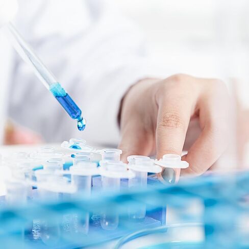 أنابيب طرد مركزي سعة 10 مل، 200 قطعة من الأنابيب المخروطية المعقمة، أغطية لولبية مانعة للتسرب (أزرق)، حاوية بلاستيكية مع علامات Gra0duated وكتابة، غير بيروجينية، خالية من DNase/RNase، (عبوة من حقيبتين) in Kuwait