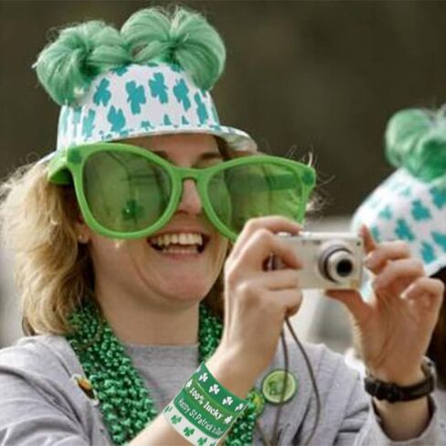 أساور عيد القديس باتريك الأساور المطاطية سوار شامروك من السيليكون لتزيين الحفلات الأيرلندية للنساء والرجال (A-Green 4PCS) in Kuwait