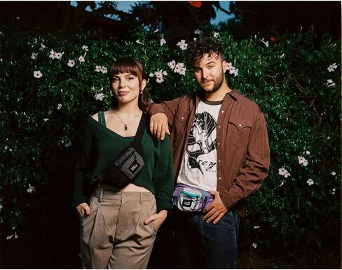 Long Weekend Monterey Sling - حقيبة حبال مضغوطة للمدفئين للكاميرات 35 مم ، Point & Shoots ، والضروريات اليومية (Creme Multi) in Kuwait