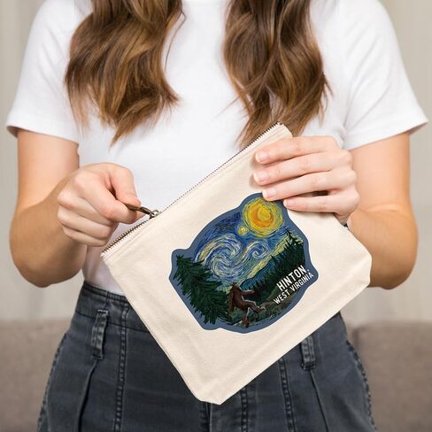 Lantern Press Hinton ، West Virginia ، Starry Night ، Bigfoot ، 100 ٪ Cotton Zipper Besssy ، Travel Accessory ، Go Bag in Saudi Arabia