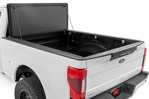 غطاء سرير شاحنة قابل للسحب من Rough Country، أغطية تونيو للشاحنة لسيارة Ford F-250/350 Super Duty (2017-2024) - غطاء سرير شاحنة مقاوم للطقس 6'10، غطاء سرير قابل للسحب in Saudi Arabia