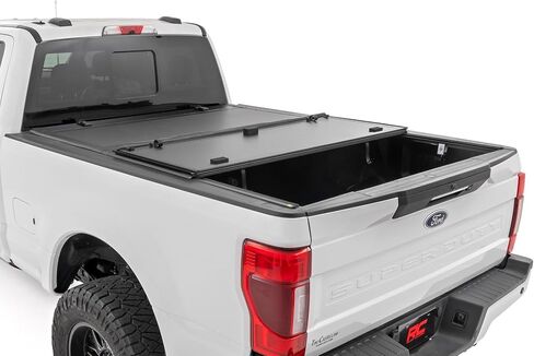 غطاء سرير شاحنة قابل للسحب من Rough Country، أغطية تونيو للشاحنة لسيارة Ford F-250/350 Super Duty (2017-2024) - غطاء سرير شاحنة مقاوم للطقس 6'10، غطاء سرير قابل للسحب in Saudi Arabia