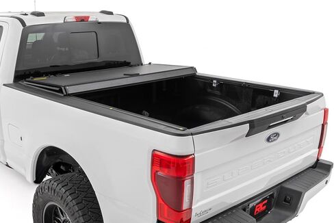 غطاء سرير شاحنة قابل للسحب من Rough Country، أغطية تونيو للشاحنة لسيارة Ford F-250/350 Super Duty (2017-2024) - غطاء سرير شاحنة مقاوم للطقس 6'10، غطاء سرير قابل للسحب in Saudi Arabia